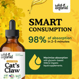Wild & Organic gotas añadidas a una taza de té caliente para mezclar
