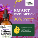 Wild & Organic goteo en una taza de té resaltando mezcla sin alcohol y sabor