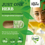 Wild & Organic cápsula en mano para comparar tamaño y facilidad de uso