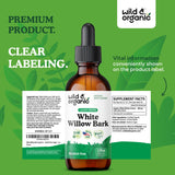 Wild & Organic escena de estilo de vida con botella en mesa de madera y sensación natural