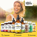 Wild & Organic gota de tintura mezclándose en una taza de té