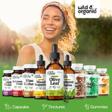 Wild & Organic frasco en mano para comparar tamaño y facilidad de transporte
