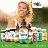 Wild & Organic frasco en mano para comparar tamaño y consumo diario