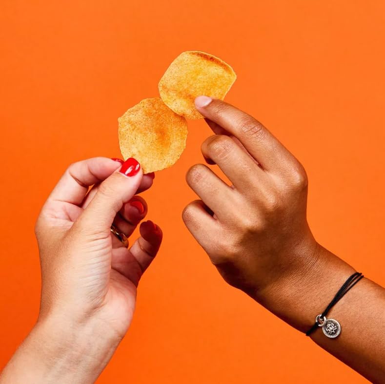 Wilde Chips bolsa en mano para comparar tamaño y facilidad de transporte