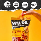 Wilde Chips bolsa abierta en gimnasio como snack alto en proteína