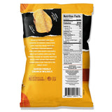 Detalle de textura crujiente de Wilde Chips que resalta la proteína real