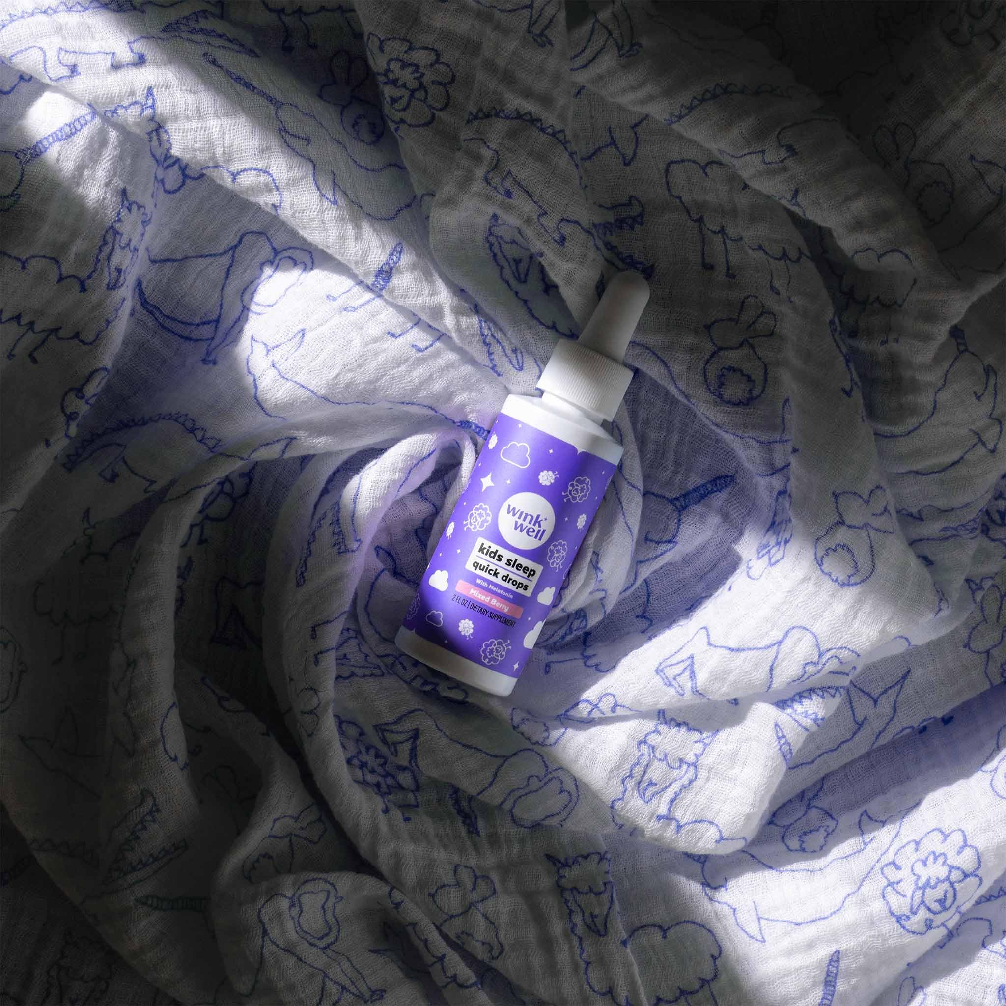 Wink Naturals comparación de tamaño junto a una mano para referencia visual