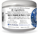 Wise Men Calm Balm aplicado en muñeca para aromaterapia y alivio situacional