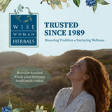 Wise Woman Herbals equipo artesanal y botellas durante el proceso de extracción
