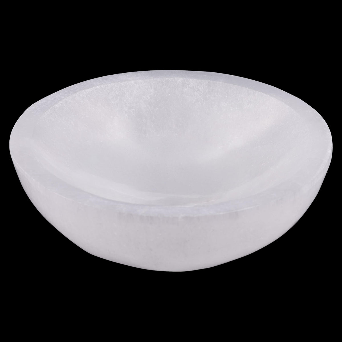 Wish Well cuenco selenita frontal, exhibe cristales con elegancia