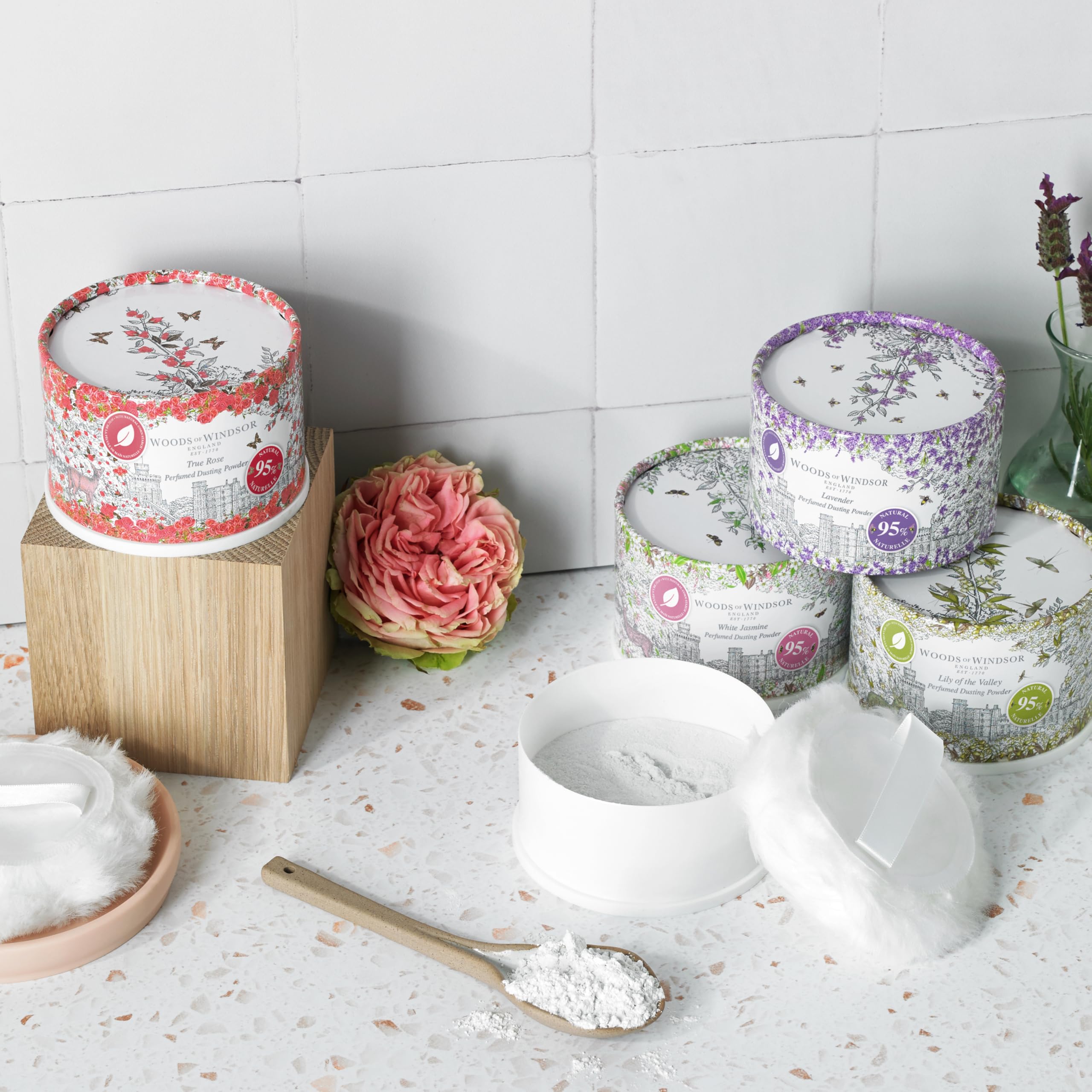 Woods of Windsor ambientación en baño con fragancia clásica de rosas