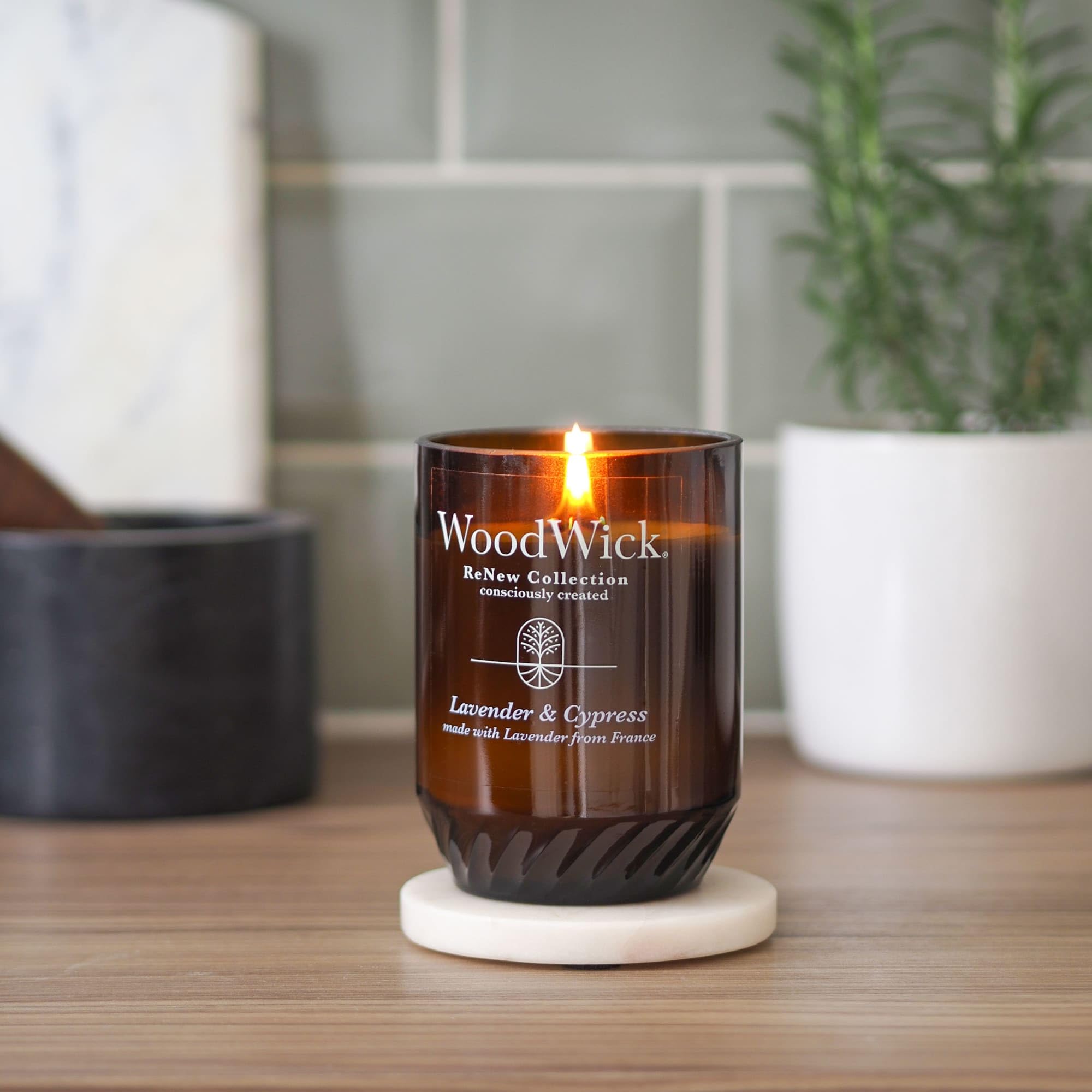 WoodWick detalle de la mecha de madera con crepitar sutil y ambiente