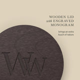 WoodWick vela Shoreline encendida en salón creando ambiente acogedor