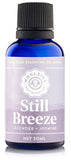Gota del aceite Woolzies Still Breeze en superficie, resaltando pureza y fragancia floral