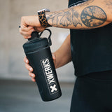 Xwerks Grow atleta con botella después de entrenar mostrando apoyo a rendimiento