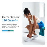 XYMOGEN cápsula en mano para comparar tamaño y dosis diaria