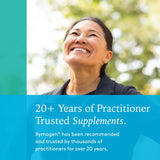 XYMOGEN cápsula en mano para comparar tamaño y facilidad de uso