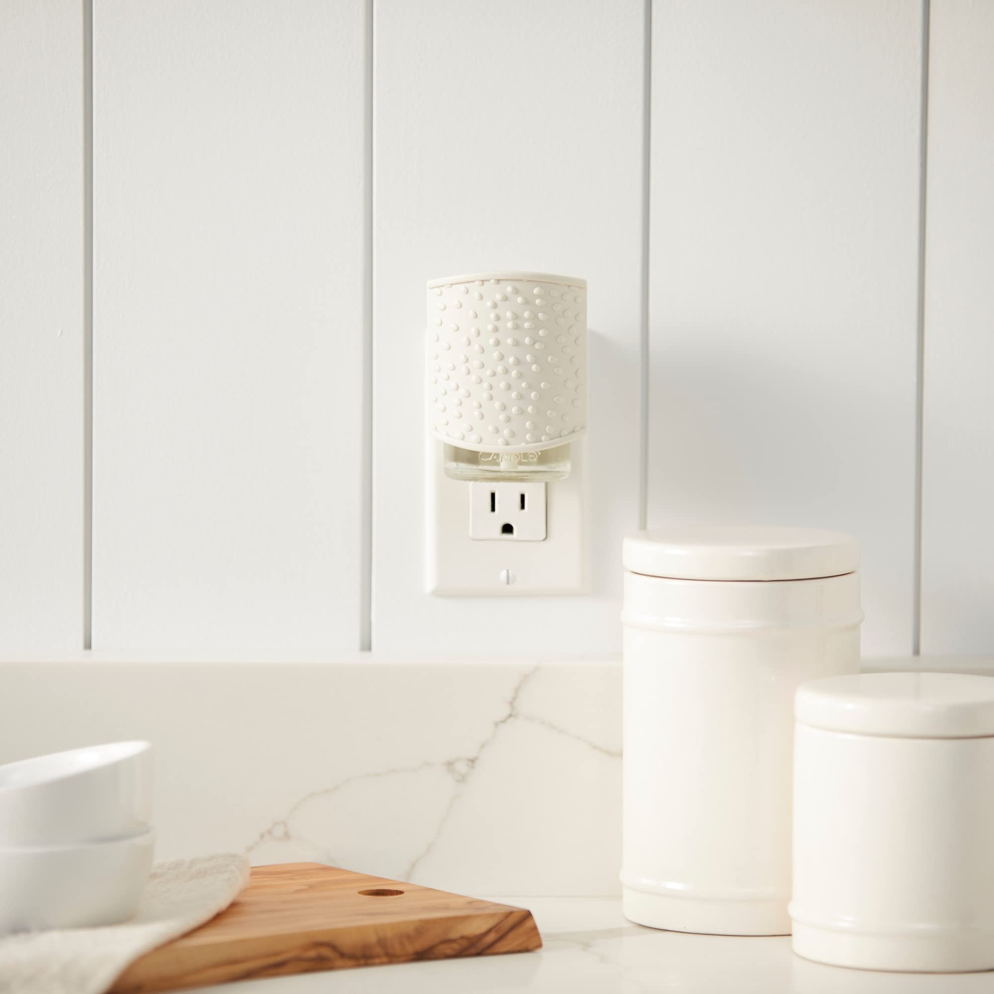 Yankee Candle ScentPlug enchufado en pared generando aroma continuo y confort