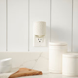 Yankee Candle ScentPlug enchufado en pared generando aroma continuo y confort
