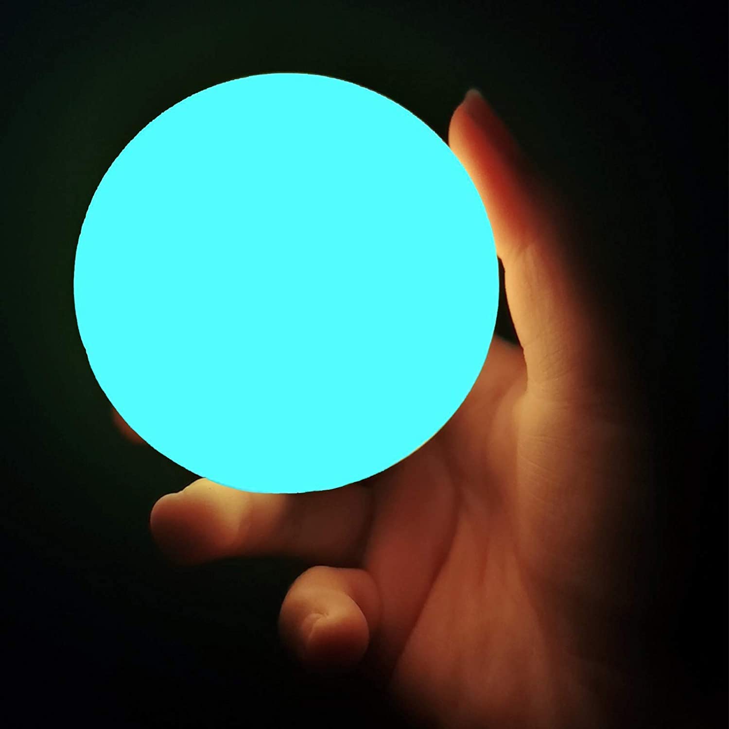 YESIE Breathing Ball en mesita junto a libro, ayuda al descanso nocturno
