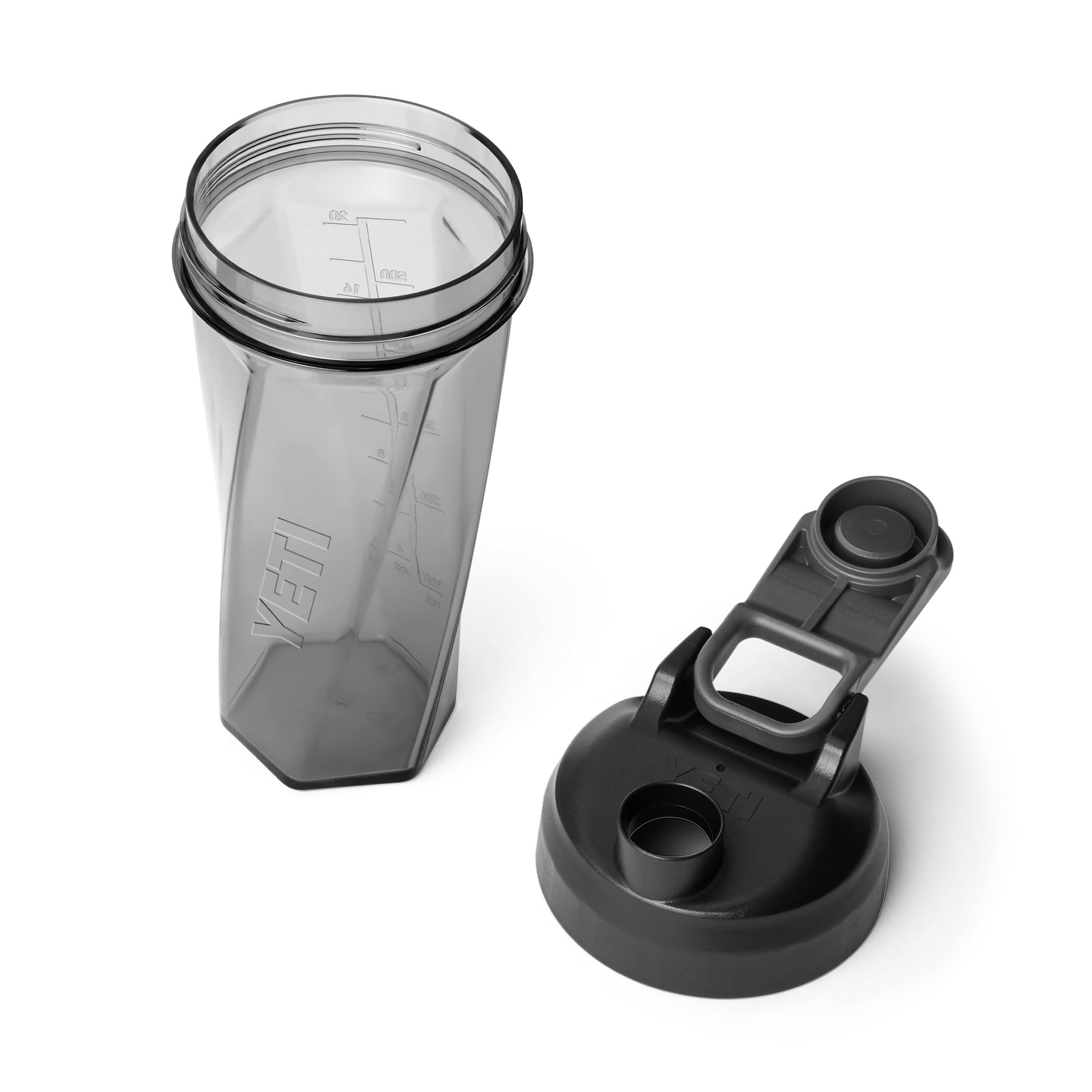 YETI Helimix en gimnasio mezclando proteína sin bola mezcladora