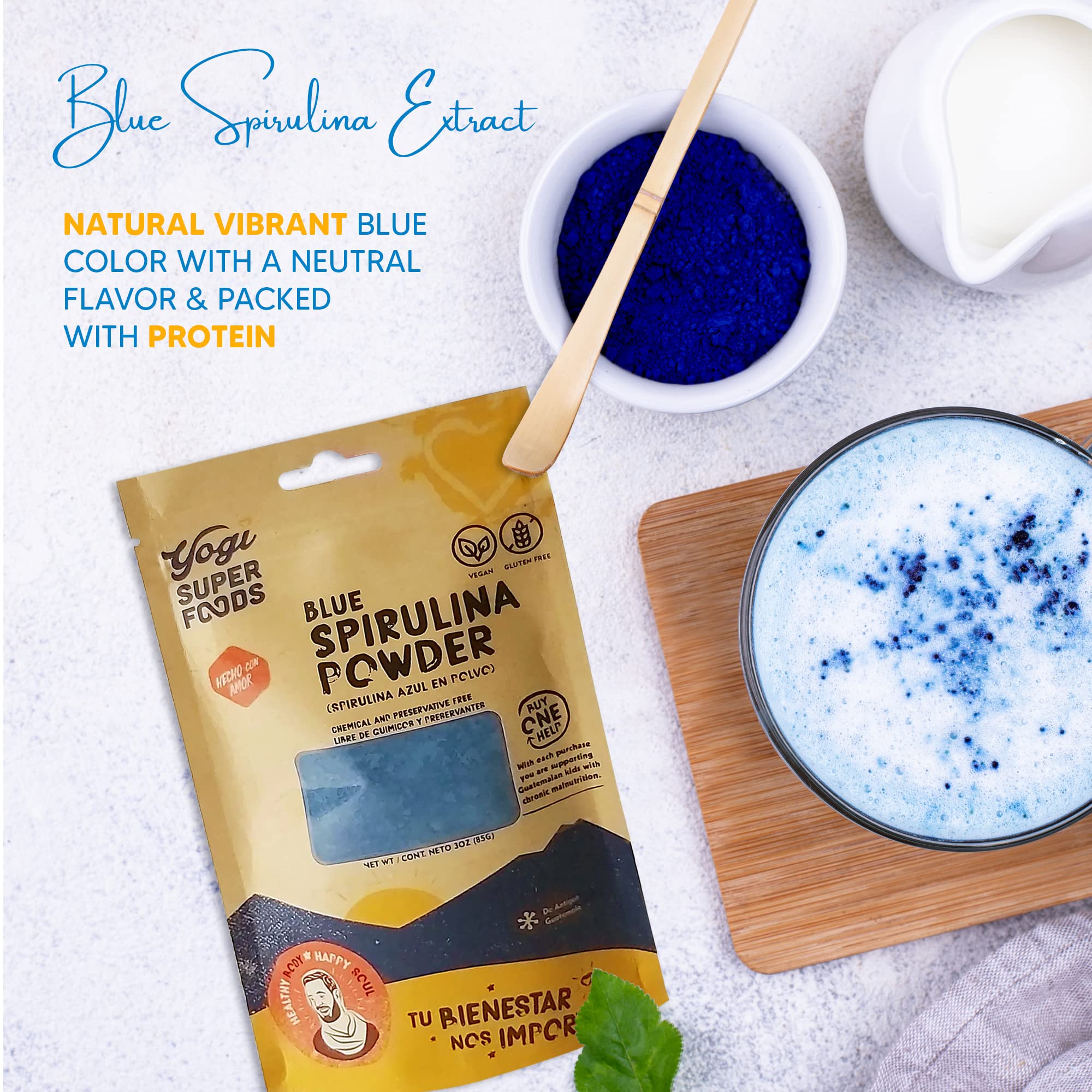 Yogi Super Foods spirulina azul espolvoreada en batido aporta color y nutrientes