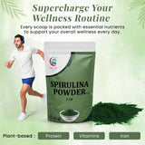 YOGI’S GIFT cucharada con spirulina frente a frutas, ayuda a dosificar.