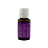 Young Living botella sostenida en mano para mostrar tamaño práctico y portable