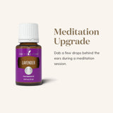 Young Living botella junto a una regla para comparar tamaño y facilidad de viaje