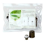 Young Living fitment AromaGlide en uso sobre muñeca para aplicación precisa