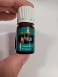 Young Living Deep Relief junto a objetos cotidianos para comparar tamaño práctico