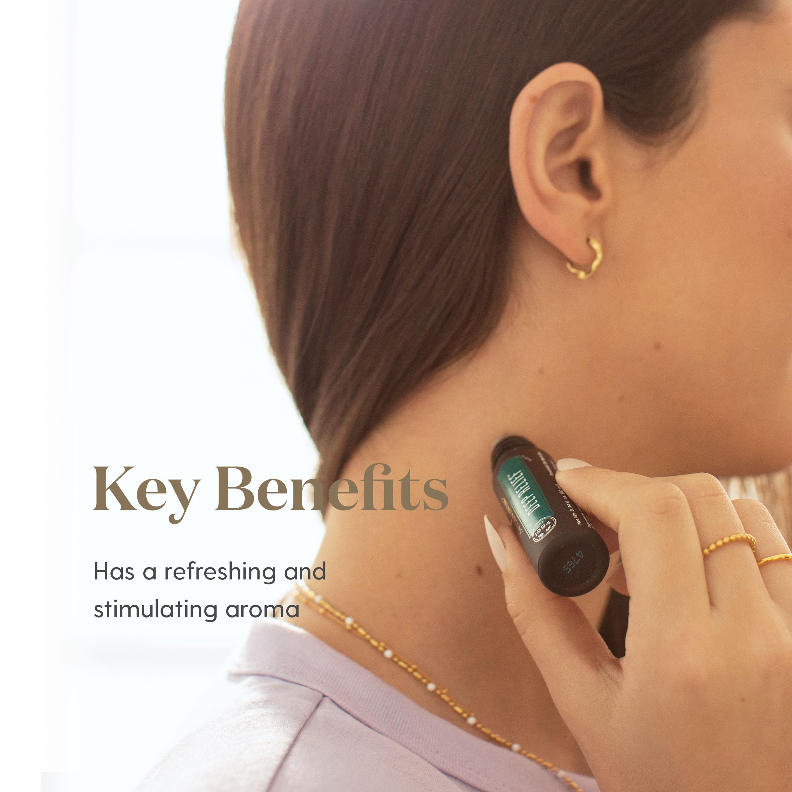 Young Living Deep Relief primer plano de la textura y color del producto
