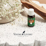 Young Living aceite Eucalyptus Globulus botella 15 ml junto a una mano para comparar tamaño