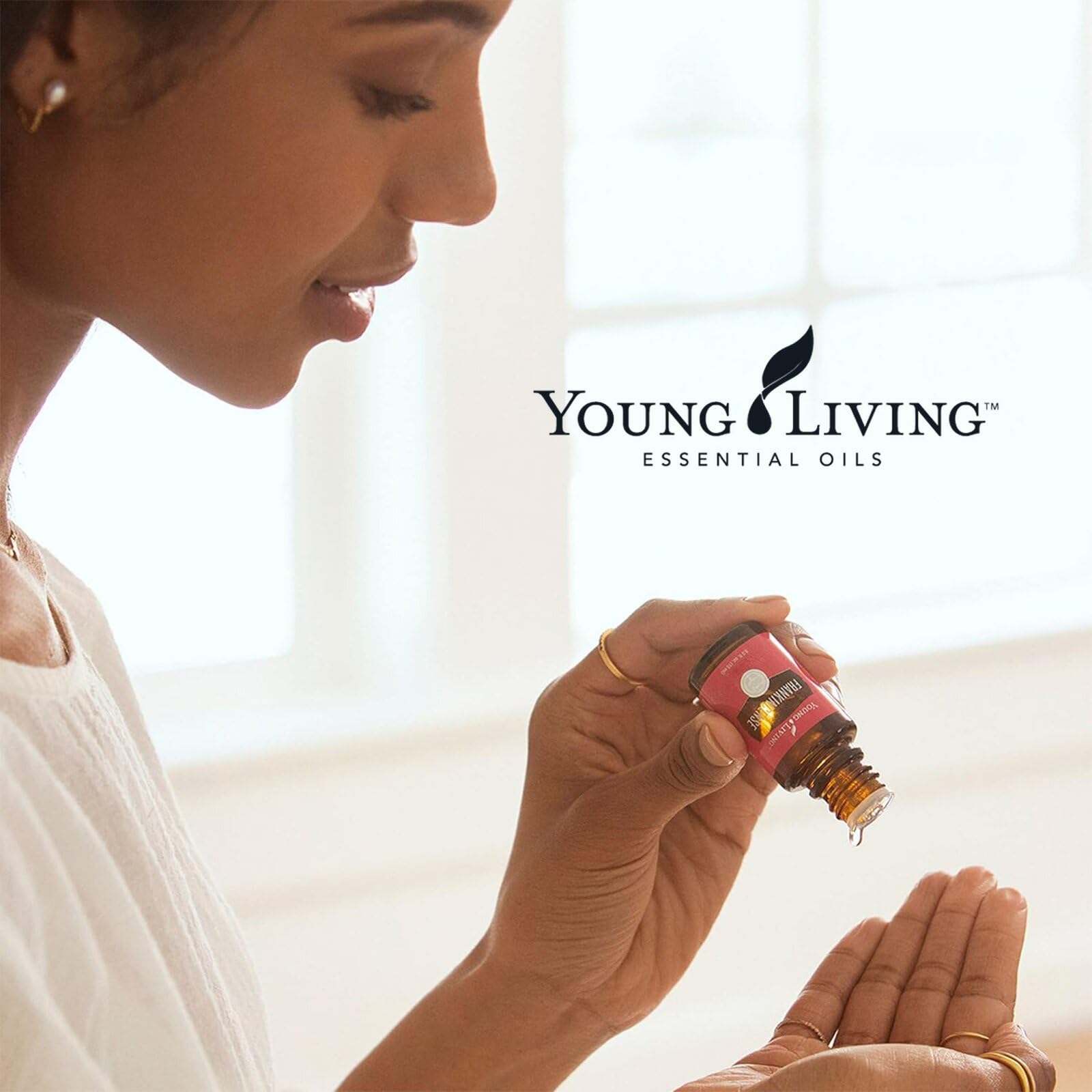 Young Living aplicación diluida en manos para cuidado y bienestar