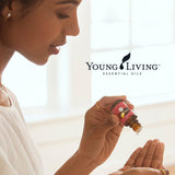 Young Living aplicación diluida en manos para cuidado y bienestar