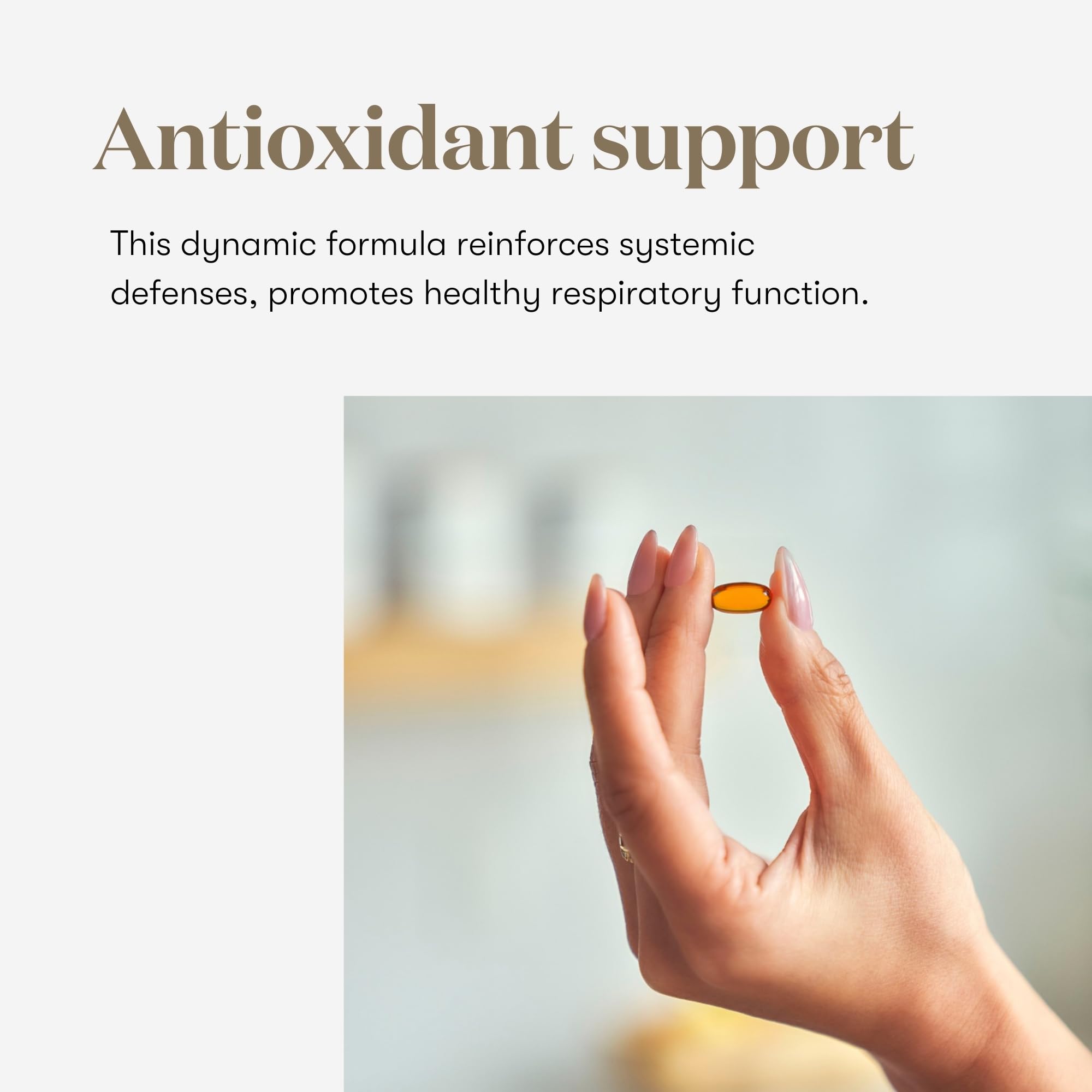 Young Living cápsulas en mano para comparar tamaño y portabilidad