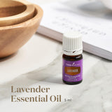 Young Living lavanda botella en primer plano destacando pureza y tamaño