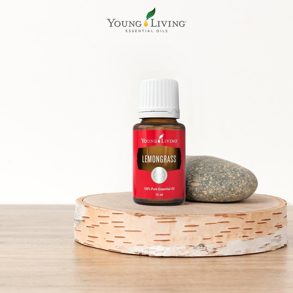Young Living gota de aceite en fondo blanco mostrando textura clara