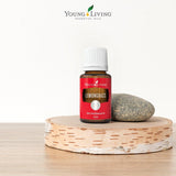 Young Living gota de aceite en fondo blanco mostrando textura clara
