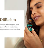 Young Living difusor con aceite de menta generando vapor fresco en habitación