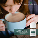 Young Living frasco de 5 ml junto a monedas para comparar tamaño portátil