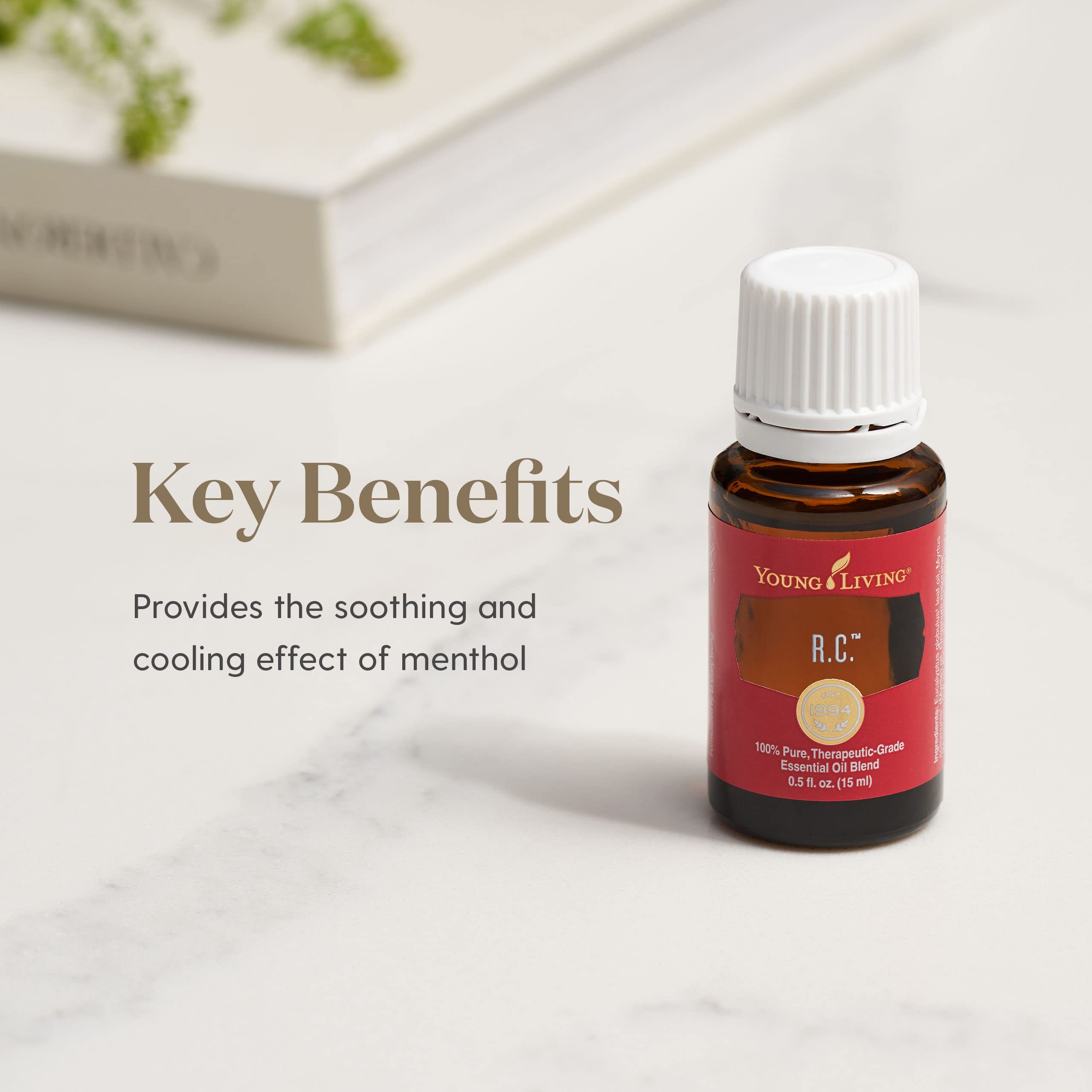 Young Living frasco en manos para comparar tamaño y transportar fácil
