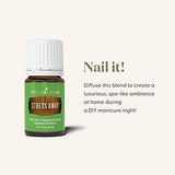 Young Living comparación de tamaño 5 ml junto a mano para referencia de escala.