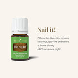 Young Living botella 5 ml junto a objetos para comparar tamaño portátil