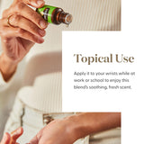 Young Living gota sobre la palma mostrando textura y uso fácil