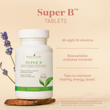 Young Living tabletas Super B en mano ilustrando dosis y facilidad de uso
