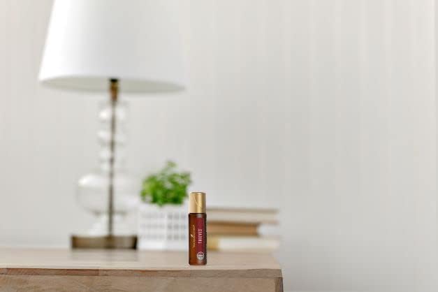 Young Living comparación de tamaño 10 ml junto a una mano para escala