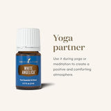 Young Living gotas sobre palma, textura del aceite y aplicación precisa
