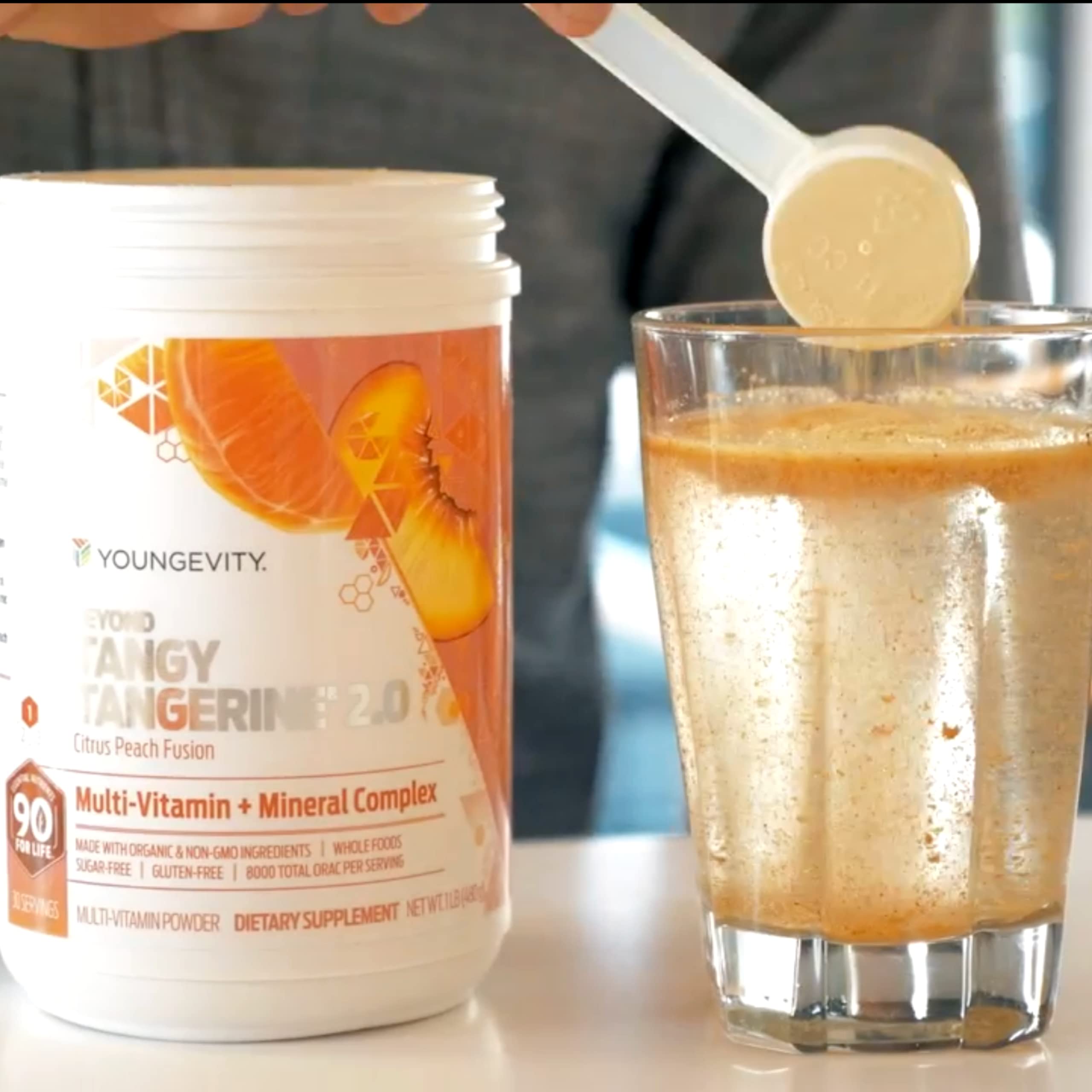 Youngevity mezcla en vaso durante preparación, beneficio conveniencia diaria