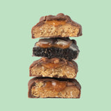 YuBi Bar en mano para escala mostrando tamaño práctico de snack